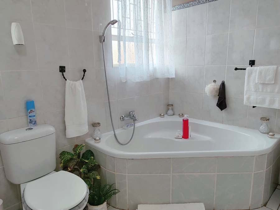 4 Bedroom Property for Sale in Wilkoppies North West